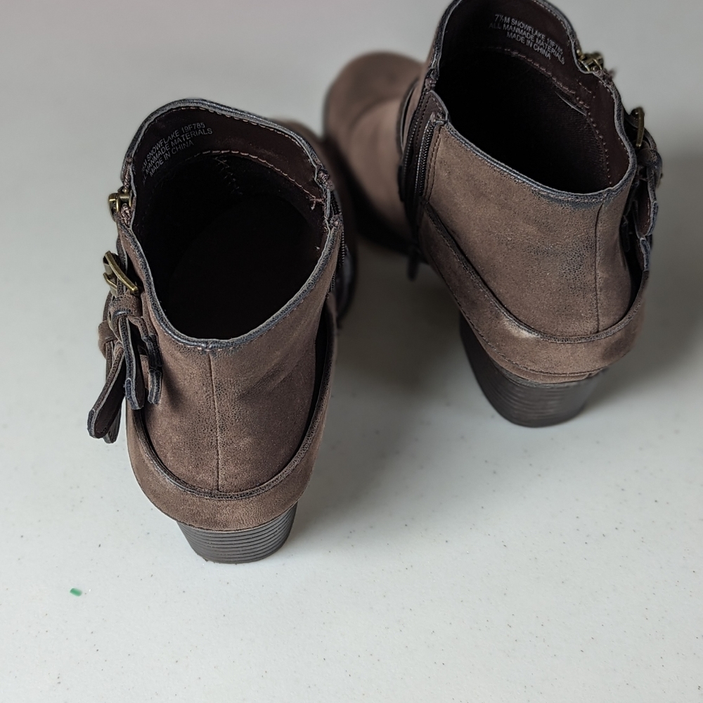 Shoes. - Picture 2 of 3